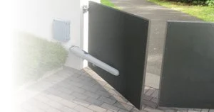 Siłownik przy skrzydle bramy — materiał Nice